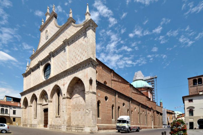 hit-show-ldquodesta-scandalordquo-in-chiesa_1