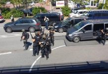 Attacca un cinema a colpi di… scacciacani