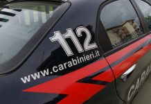 Scopre i ladri in casa: gli sparano