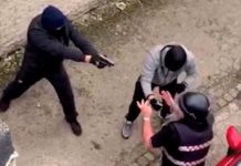 Armi (corte) full auto tra le strade di Londra