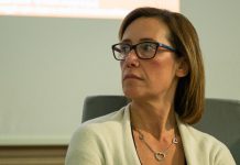 Coltelli: la stampa di destra ironizza, la politica tace