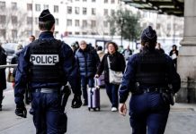 Coltelli contro la polizia di Parigi: la divisa è un bersaglio
